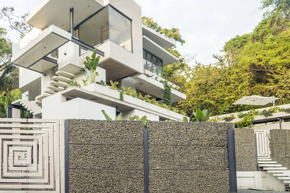 Penthouse | Caja de seguridad en la habitación y tabla de planchar con plancha