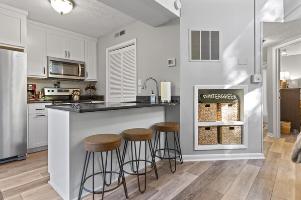 Réfrigérateur, micro-ondes, four, plaque de cuisson