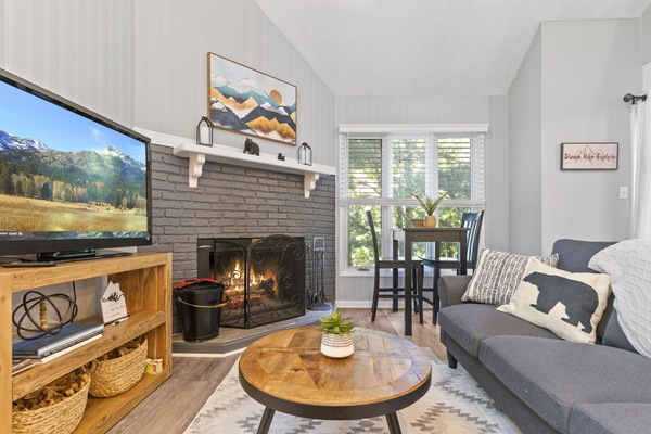 Smart-tv, eldstad och böcker