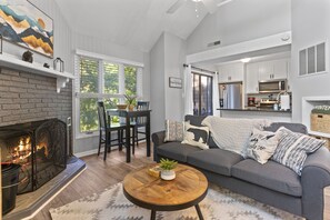 TV connectée, cheminée, livres