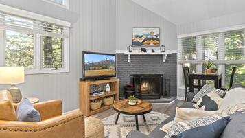 智能电视、壁炉、书