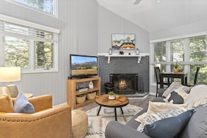 TV connectée, cheminée, livres