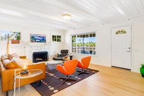 Televisión, chimenea, tenis de mesa y libros 