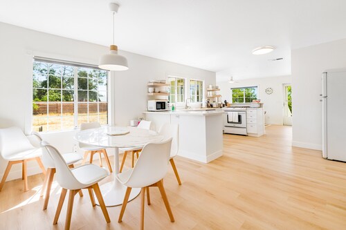 Renovated farmhouse with vineyard views, bocce ball court, Ping-Pong, basketball