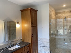 Douche, séchoir à cheveux, serviettes fournies, savon