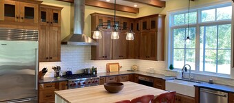 Sleeps 6, custom, gorgeous home on 180 acres, amazing views of Old Rag Mountain