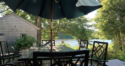 COZY CAPE COTTAGE ON THE POND!
