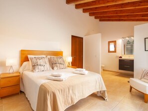 2 bedrooms, iron/ironing board, Internet, bed sheets - Beautiful family friendly finca in Binissalem, with private pool. (Binissalem)