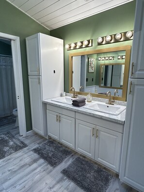 Hair dryer, towels, toilet paper - New listing - walk to Beaver Stadium! (State College)