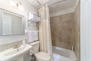 Douche, sĂšche-cheveux, serviettes fournies, savon