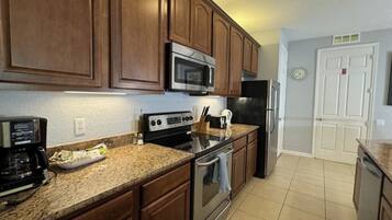 Refrigerador, microondas, lavavajillas y cafetera y tetera