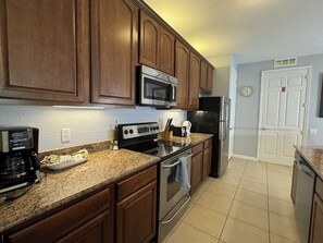 Refrigerador, microondas, lavavajillas y cafetera y tetera 