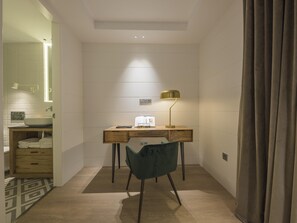 Shower, hair dryer, towels - CHAYOFA SUITES - SUITE DELUXE (Santa Cruz de Tenerife)