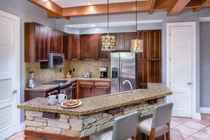 Private kitchen - 3 Bedroom Presidential Condo, Golf Course View, Sleeps 8 at Great Smokies Lodge! (Sevierville)