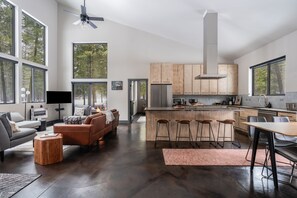 Smart-tv, een open haard en boeken