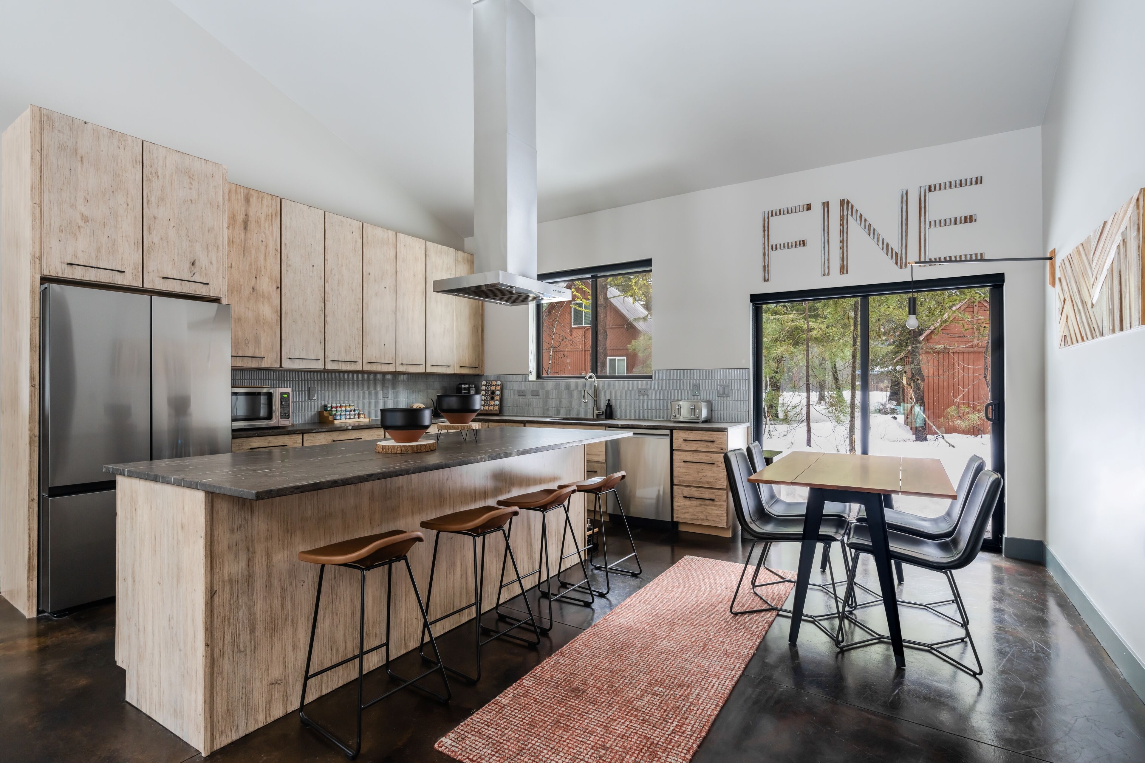 Réfrigérateur, four à micro-ondes, un four, surface de cuisson