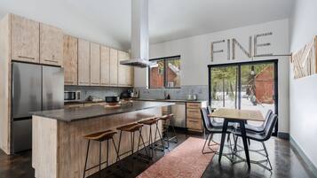 Réfrigérateur, four à micro-ondes, un four, surface de cuisson