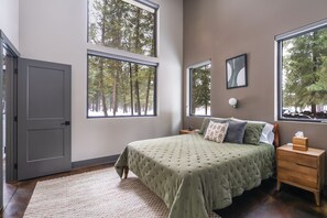 3 bedrooms, desk, iron/ironing board, travel cot