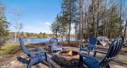 Large home on the Lake, Hot tub, Families, Groups