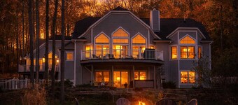 Lakefront Escape | Hot Tub, Dock + Sleeps 14 | Perfect for Groups