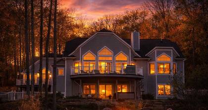 Lakefront Escape | Hot Tub, Dock + Sleeps 14 | Perfect for Groups
