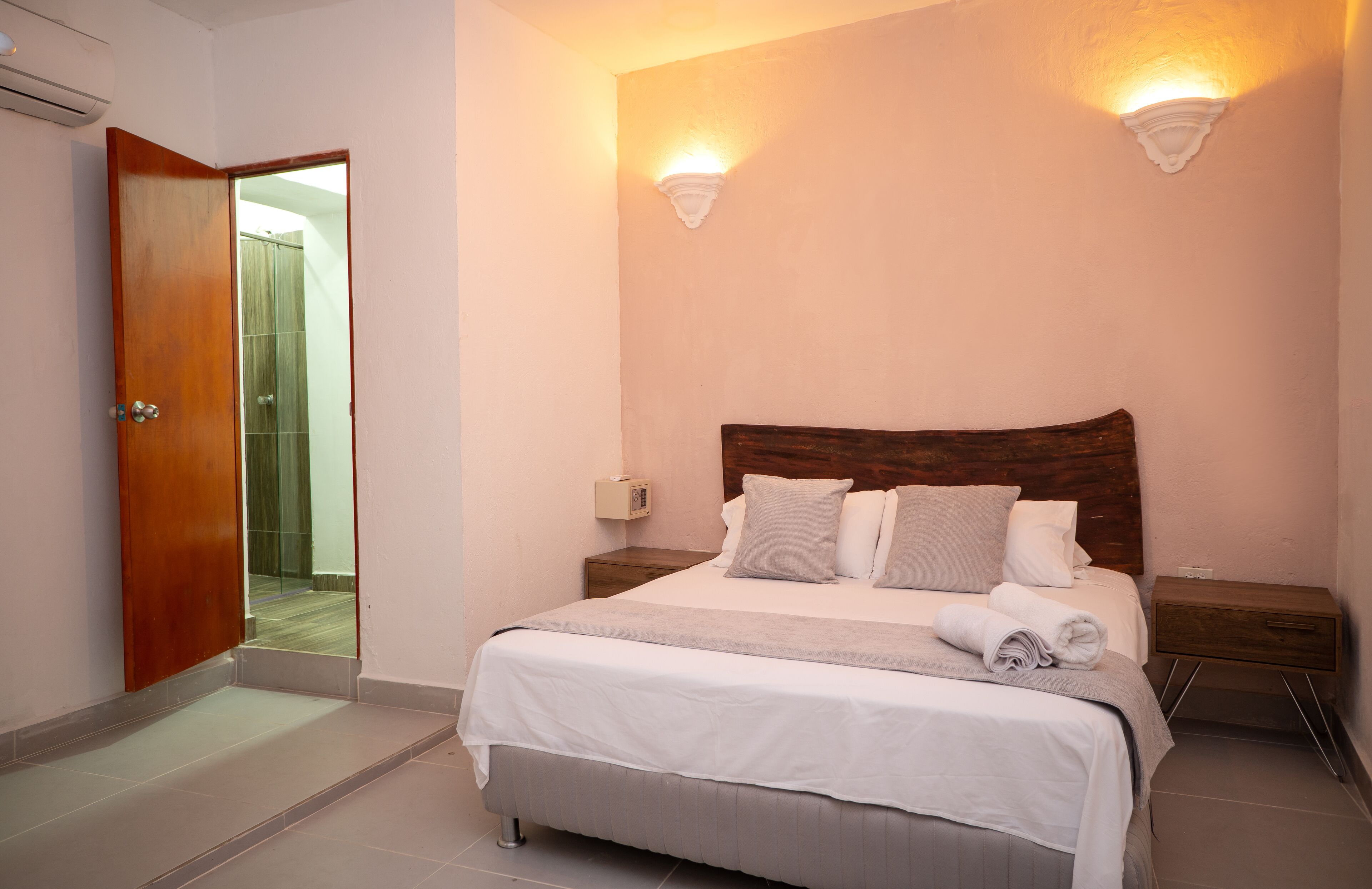 6 habitaciones, tabla de planchar con plancha, wifi y ropa de cama 