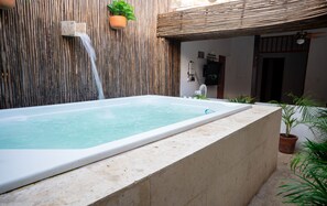 Outdoor spa tub - Casa de Lujo Piscina Oldcity Cerca de Delirium Xbox (Cartagena de Indias)