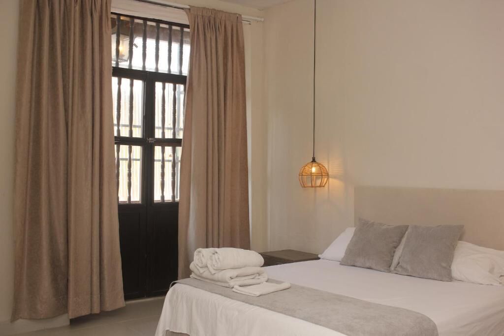 6 bedrooms, iron/ironing board, WiFi, bed sheets