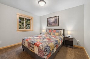 4 slaapkamers, een bureau, een strijkplank/strijkijzer, wifi