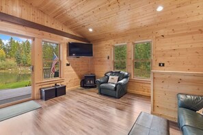 Una Smart TV, una chimenea, una pantalla de ordenador, una impresora