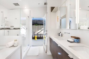 Dusche, Haartrockner, Handtücher, Seife