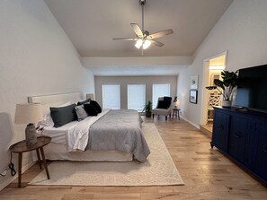 5 habitaciones, tabla de planchar con plancha, wifi y ropa de cama