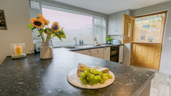 Kühlschrank, Mikrowelle, Ofen, Kochgeschirr/Geschirr/Besteck