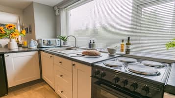 Refrigerador, microondas, horno y utensilios de cocina