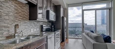 冷蔵庫、電子レンジ、オーブン、コンロ