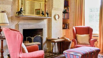 Fernseher, Kamin, DVD-Player, Bücher