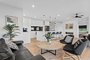 Living area - Luxury Retreat with Bay Views (Mount Martha)