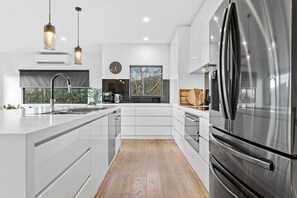 Private kitchen - Luxury Retreat with Bay Views (Mount Martha)