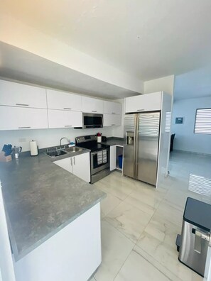 Køleskab, mikrobølgeovn, ovn, kogeplade