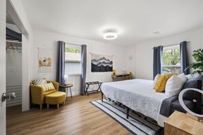 4 sovrum, skrivbord, strykjärn/strykbräda och resesäng