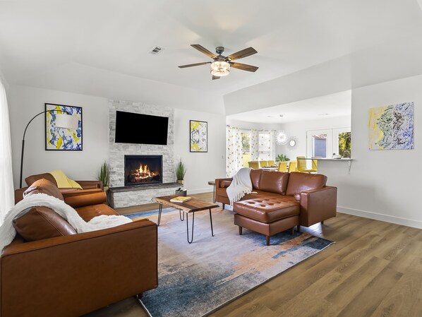 Smart-tv, eldstad, böcker och en stereo