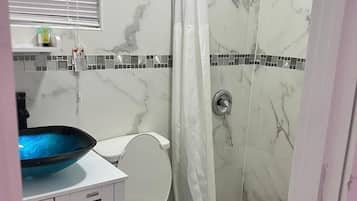 Estúdio básico, 2 camas Queen | Banheiro | Chuveiro, secador de cabelo, toalhas de banho, sabonete
