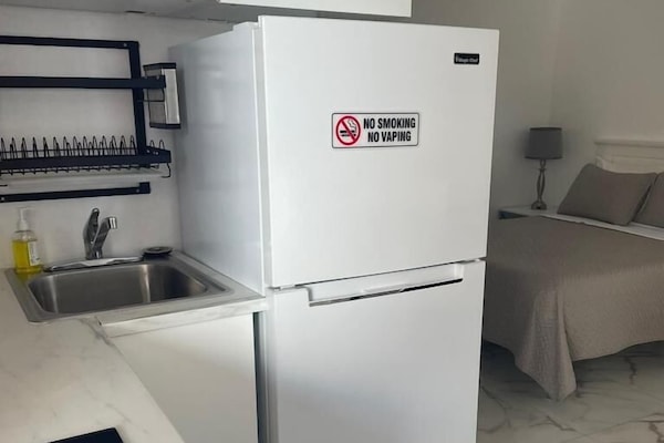 Basic Studio, 2 Katil Ratu (Queen) | Dapur peribadi | Peti sejuk/penyejuk beku saiz penuh, ketuhar gelombang mikro, dapur