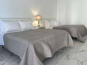 Premium bedding, memory-foam beds, individually decorated - The Sunset Stay BnB (Nassau)