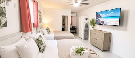 Suite estudio superior, 2 camas Queen size, para no fumadores | Ropa de cama de alta calidad, camas con efecto memoria y escritorio