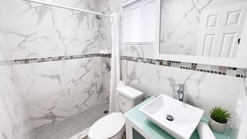 Suite Studio Supérieure, 2 grands lits, non-fumeurs | Salle de bain | Douche, sèche-cheveux, serviettes fournies, savon