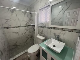 Suite estudio superior, 2 camas de matrimonio, no fumadores | Baño | Ducha, secador de pelo, toallas y jabón