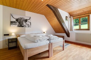 4 bedrooms, desk, free WiFi, bed sheets