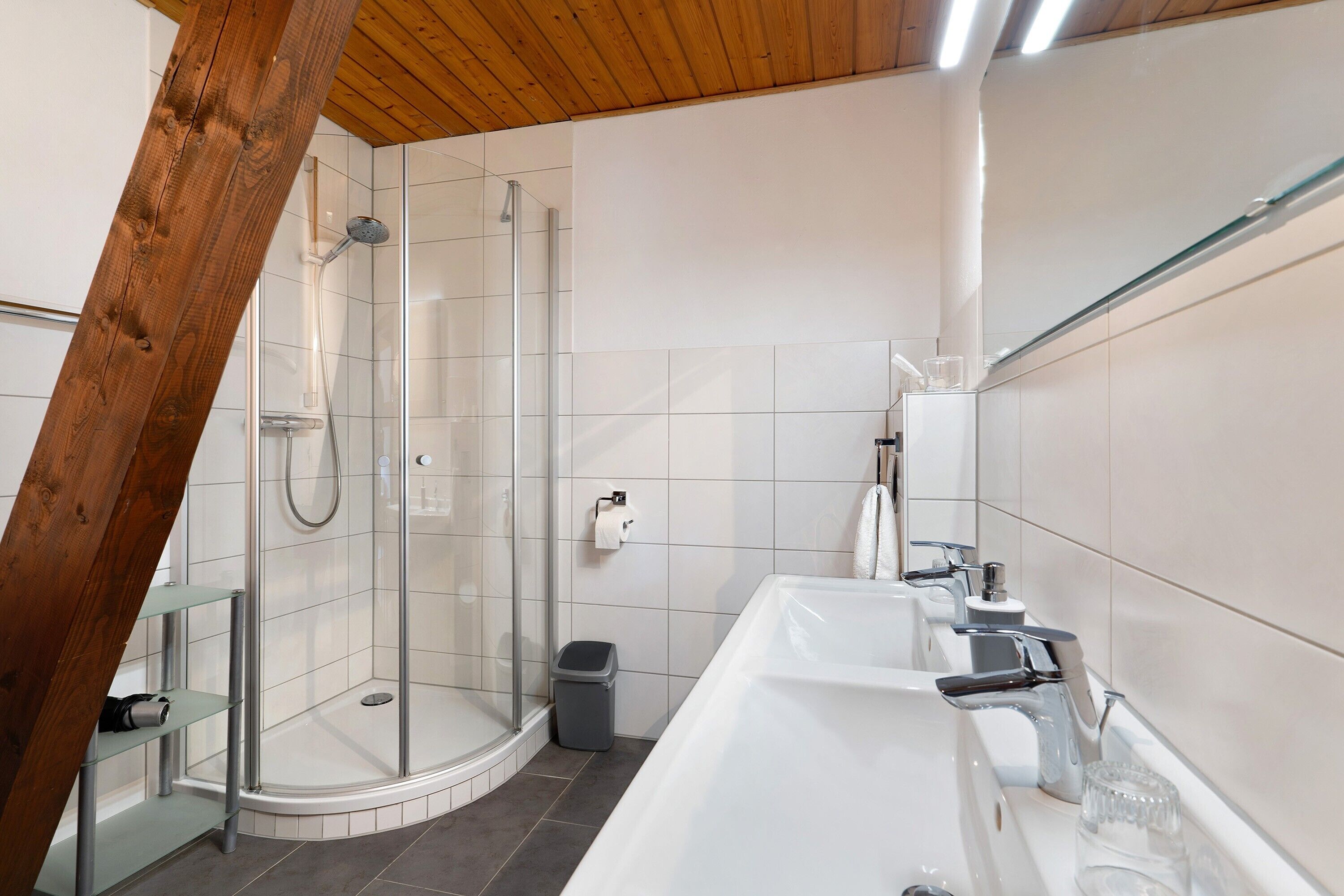 Douche, articles de toilette gratuits, sèche-cheveux