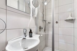 Dusche, kostenlose Toilettenartikel, Haartrockner, Handtücher